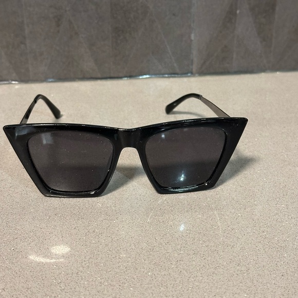 Accessories - Elegant Black Square Sunglasses